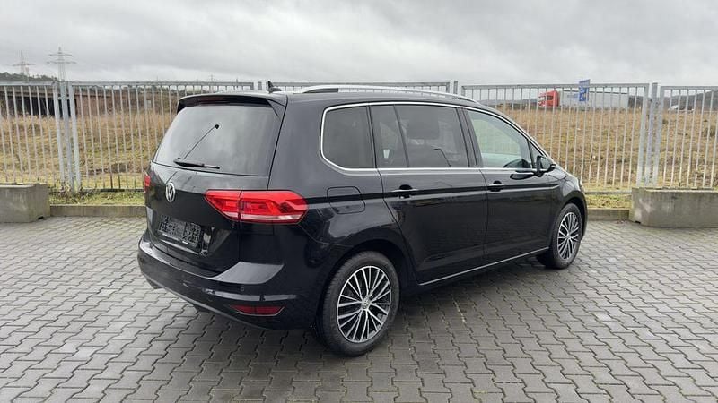 Gebraucht VW Touran Highline 150 PS (110 kW) 2020 Deep black perleffekt Van / Kleinbus