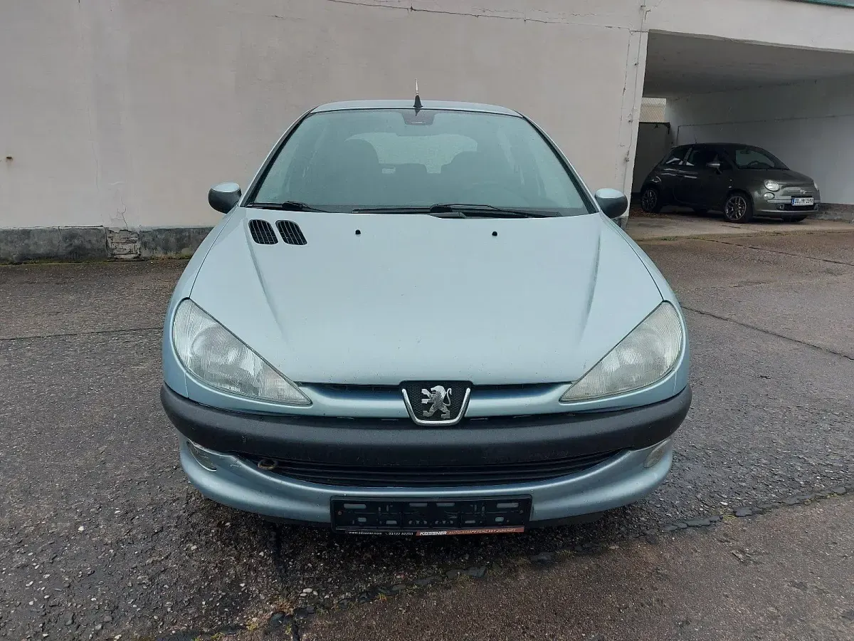 Gebraucht Peugeot 206 75 PS (55 kW) 2000 Silber Kleinwagen