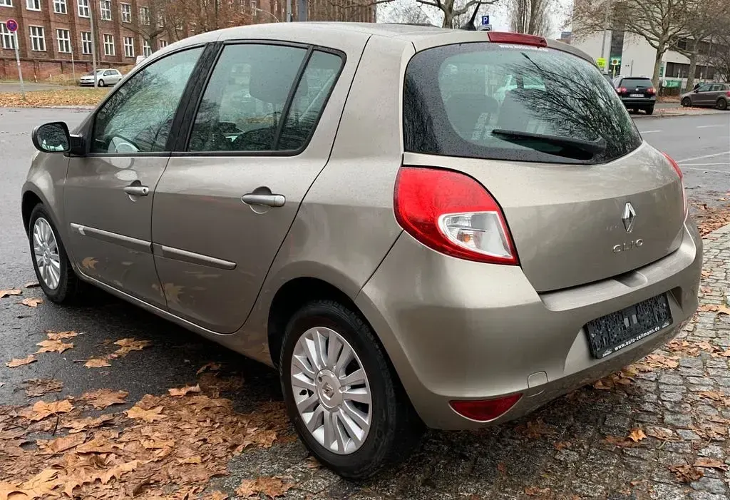 Brugt Renault Clio II Dynamique 79 HK (58 kW) 2009 Grå Sedan