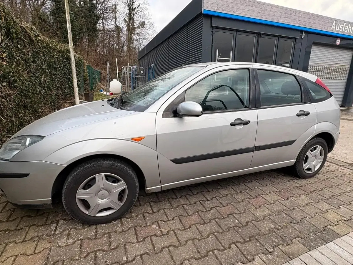 Używany Ford Focus 75 KM (55 kW) 2003 Srebrny Sedan/Limuzyna