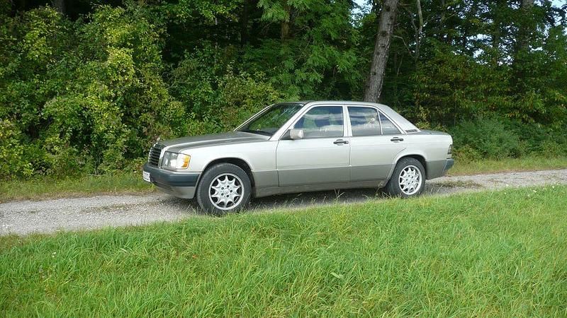 Silber Gebraucht 1989 Mercedes 190 Limousine | 4.999 € - Bild 1/4