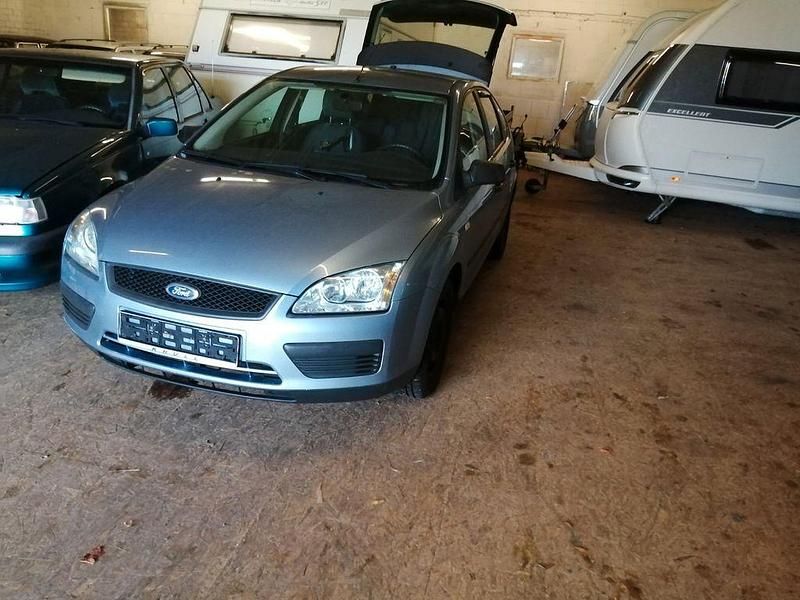 Gebraucht Ford Focus Trend 116 PS (85 kW) 2005 Grau Limousine