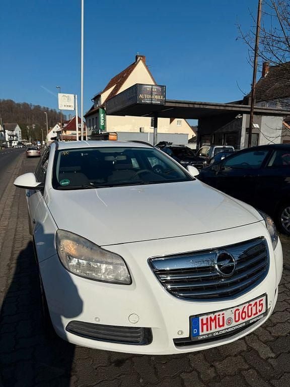 Weiß Gebraucht 2010 Opel Insignia Selection Kombi | 2.490 € (Superpreis) - Bild 1/4