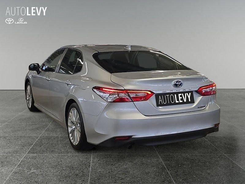 Gebraucht Toyota Camry 218 PS (160 kW) 2021 Silber metallic Limousine