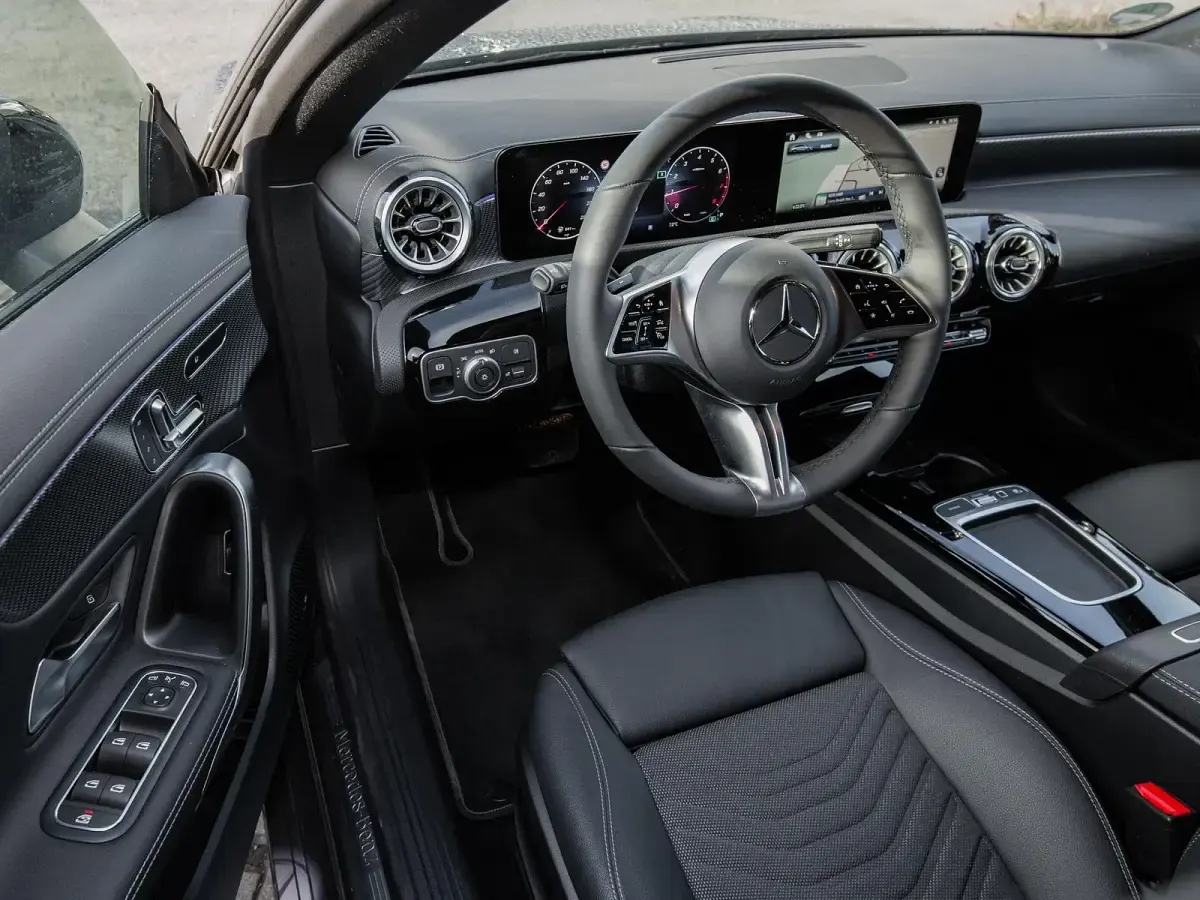 Gebraucht Mercedes CLA200 Progressive 163 PS (119 kW) 2026 Metalliclack mountaingrau Kombi