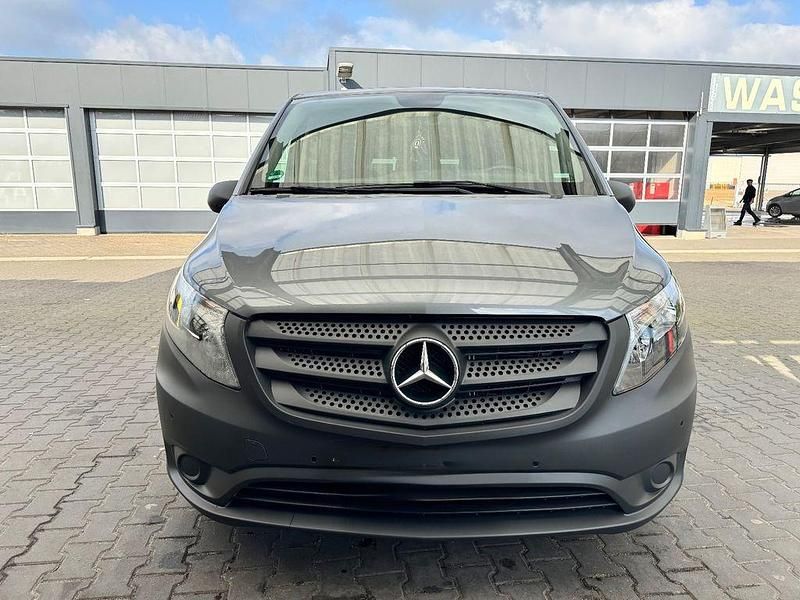 Grau Gebraucht 2022 Mercedes Vito Van / Kleinbus | 36.800 € (Teuer) - Bild 1/4