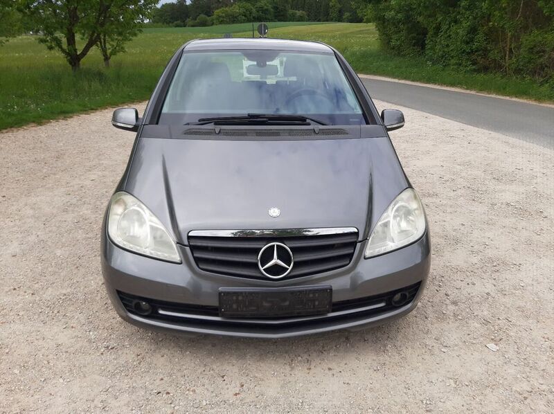 Grau Gebraucht 2010 Mercedes A180 Limousine | 1.999 € (Etwas zu teuer) - Bild 1/4