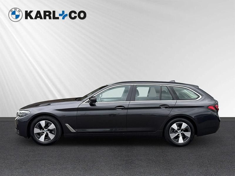 Grau Gebraucht 2023 BMW 520 Sport Line Kombi | 30.188 € (Superpreis) - Bild 1/4