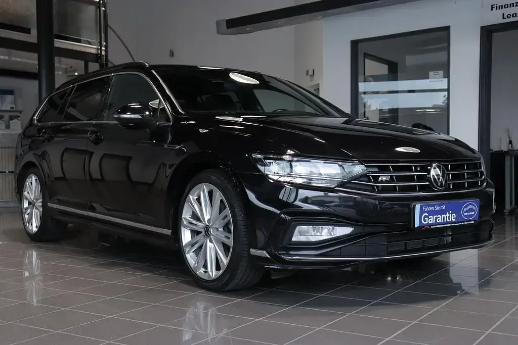 Usata VW Passat R-line 200 CV (147 kW) 2023 Nero Station wagon