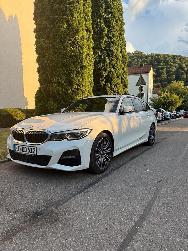 Weiß Gebraucht 2021 BMW 320 M Sport Kombi | 28.500 € (Guter Preis) - Bild 1/4