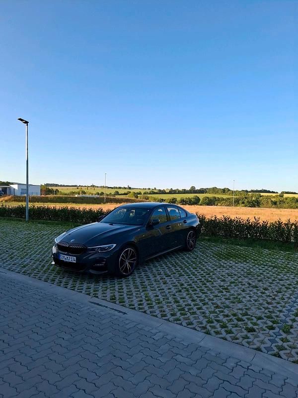 Grau Gebraucht 2021 BMW 320 M Sport Limousine | 30.900 € (Superpreis) - Bild 1/4