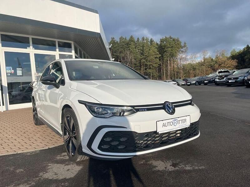 Pure white Gebraucht 2023 VW Golf VIII GTE Limousine | 33.790 € - Bild 1/4