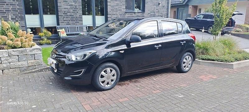 Schwarz Gebraucht 2014 Hyundai i20 Classic Limousine | 3.999 € (Guter Preis) - Bild 1/4