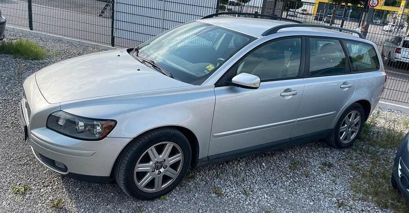 Silber Gebraucht 2006 Volvo V50 Momentum Kombi | 3.300 € (Etwas zu teuer) - Bild 1/4