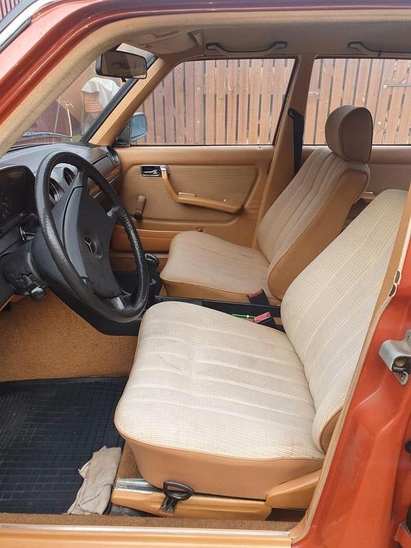 Gebraucht Mercedes 200 82 PS (60 kW) 1982 Rot Limousine