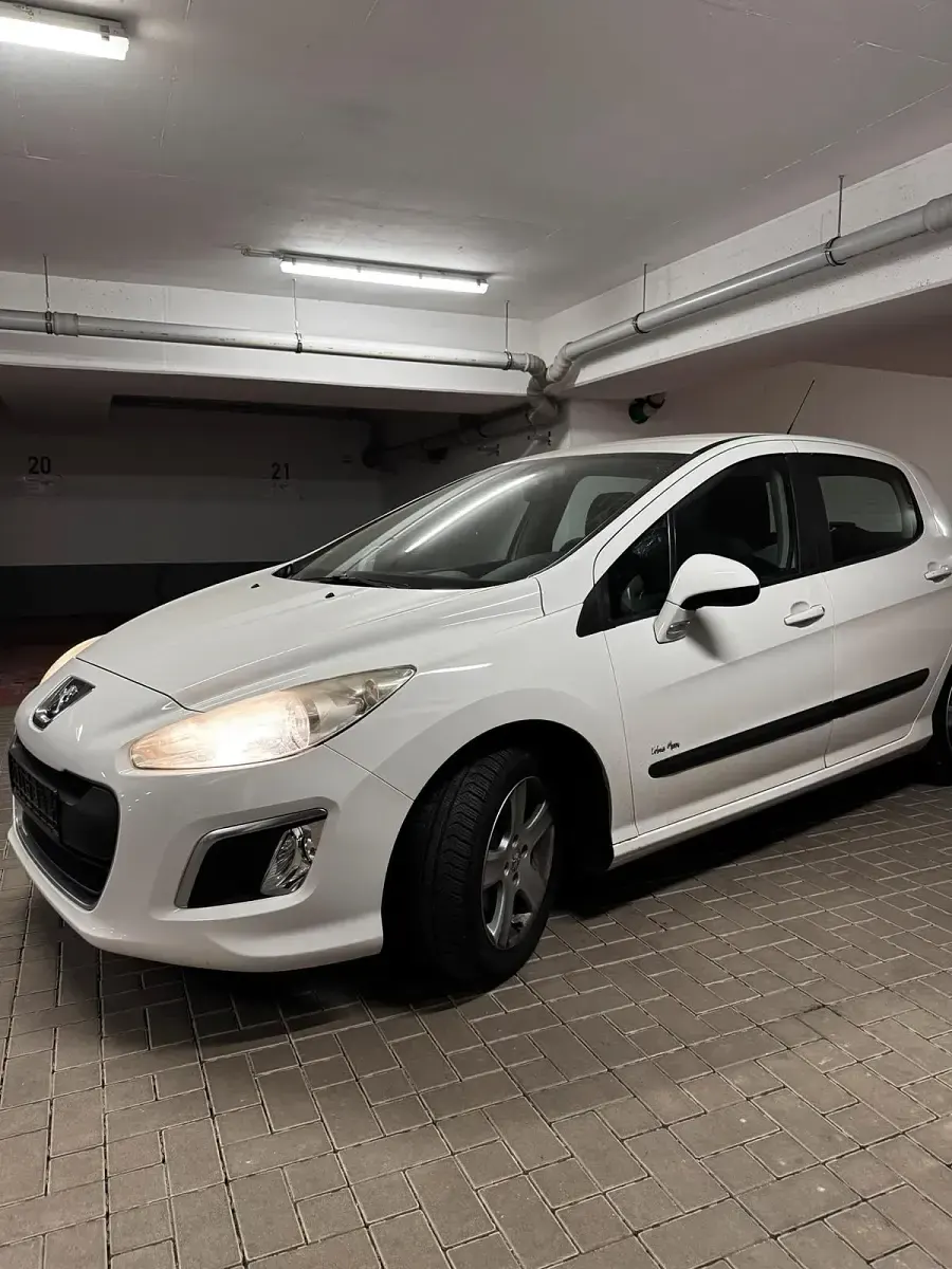 Gebraucht Peugeot 308 112 PS (82 kW) 2011 Weiß Limousine