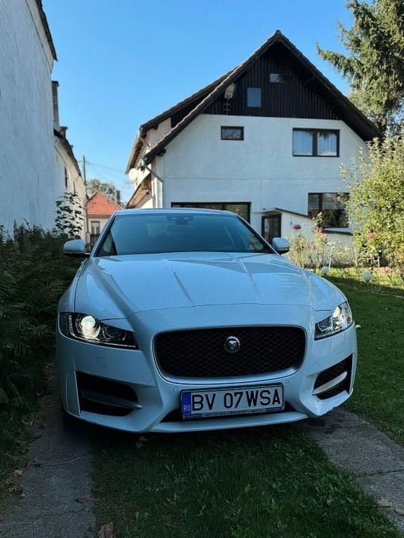 Weiß Gebraucht 2019 Jaguar XF Ingenium Limousine | 24.900 € (Teuer) - Bild 1/4