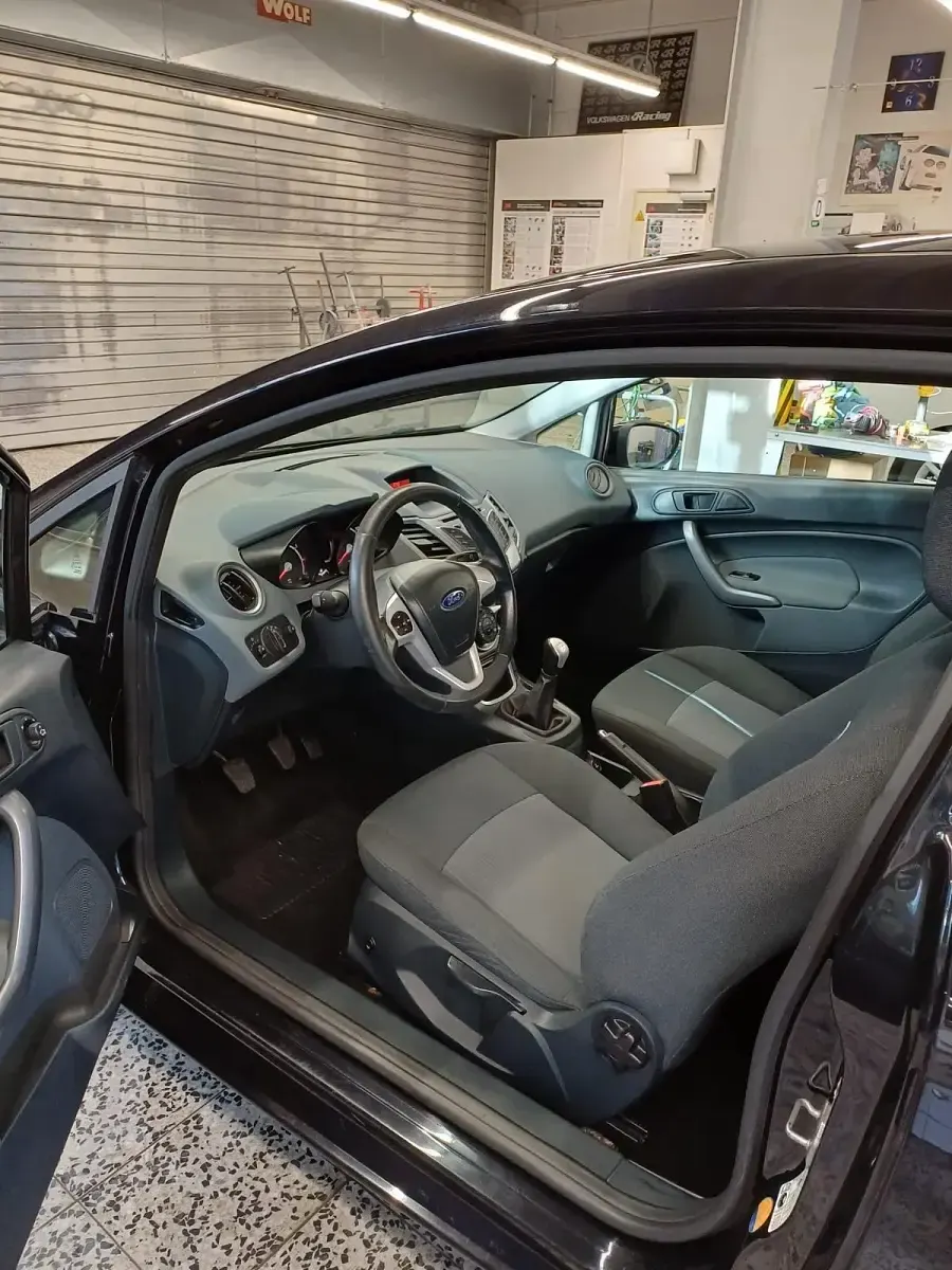 Gebraucht Ford Fiesta 97 PS (71 kW) 2010 Schwarz Kleinwagen