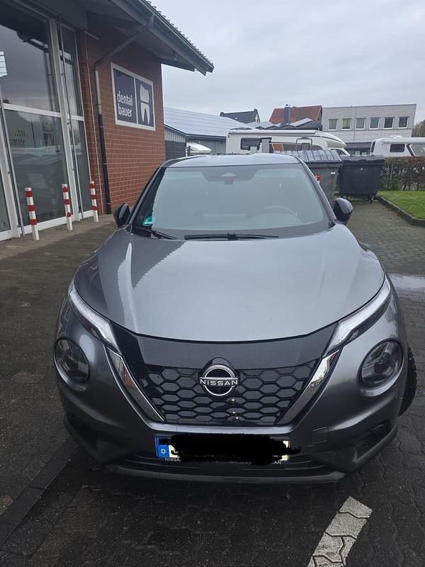 Grau Gebraucht 2024 Nissan Juke Tekna SUV | 20.499 € (Superpreis) - Bild 1/4