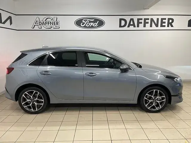 Neu Kia Ceed 140 PS (102 kW) 2025 Silber Kleinwagen