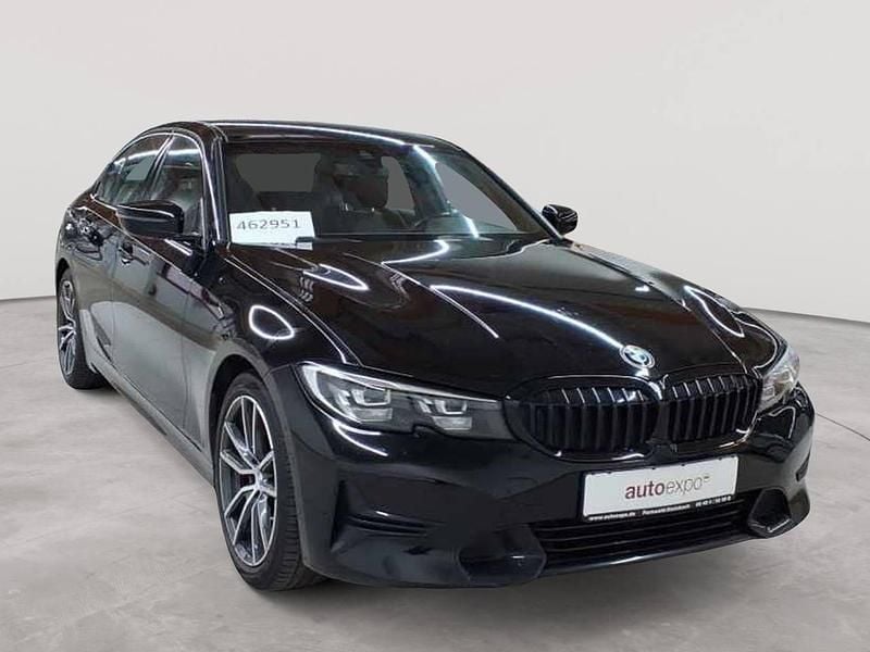 Schwarz uni Gebraucht 2022 BMW 318 Sport Line Limousine | 23.590 € (Guter Preis) - Bild 1/4