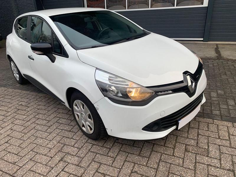 Weiß Gebraucht 2014 Renault Clio IV Dynamique Limousine | 2.650 € (Fairer Preis) - Bild 1/4