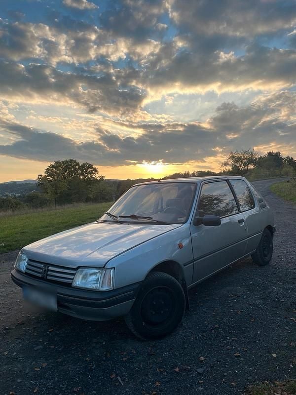 Silber Gebraucht 1994 Peugeot 205 Kleinwagen | 2.000 € - Bild 1/4