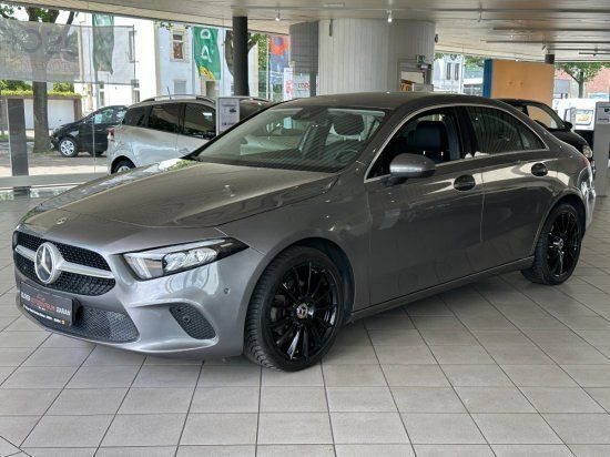 Grau Gebraucht 2020 Mercedes A180 Limousine | 21.990 € (Fairer Preis) - Bild 1/4