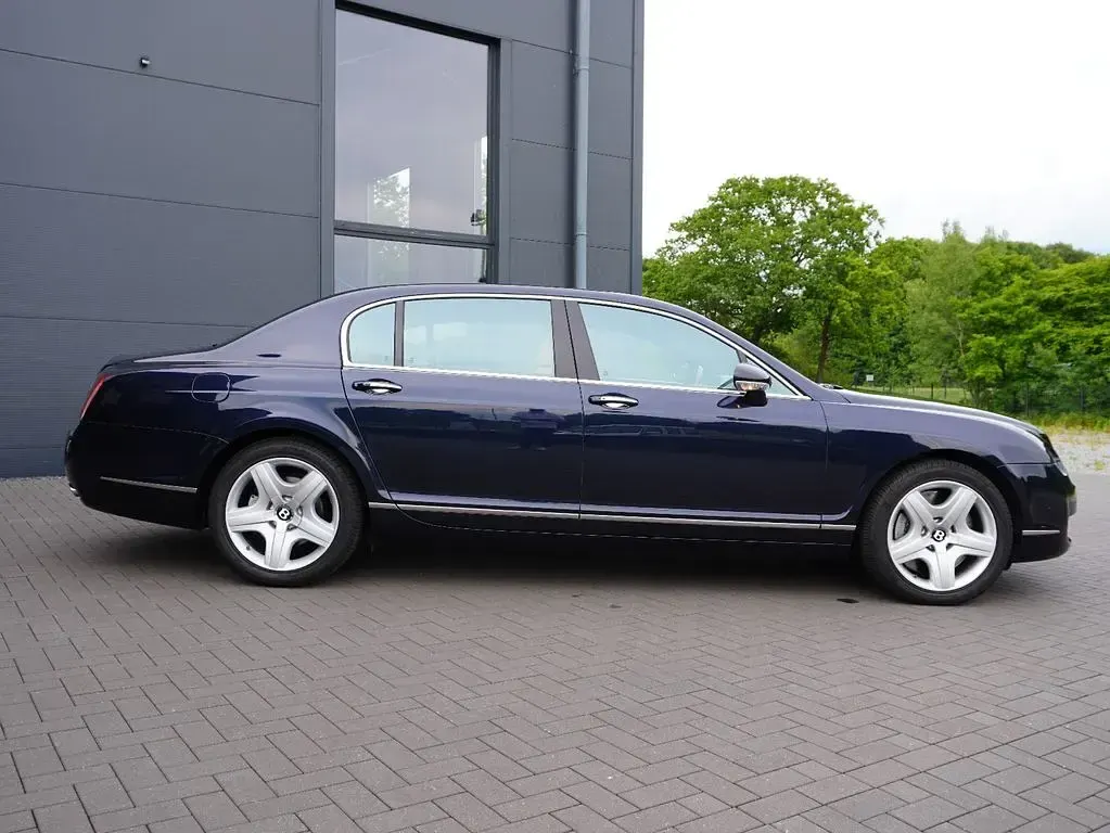 Gebraucht Bentley Continental Flying Spur 559 PS (411 kW) 2006 Royalblaumet. Limousine