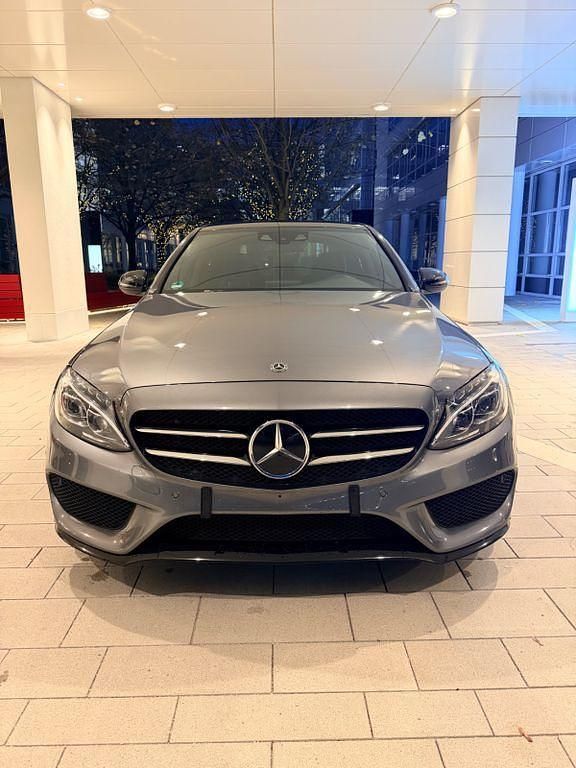 Grau Gebraucht 2017 Mercedes C300 AMG line Limousine | 31.999 € - Bild 1/4