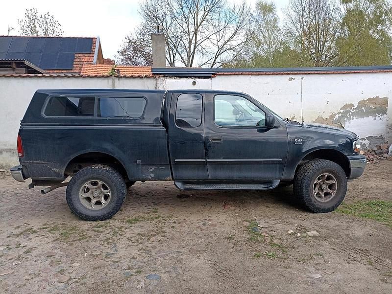 Second-hand Ford V8 320 CP (235 kW) 2004 Negru SUV