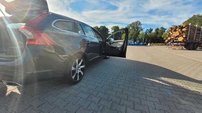 Grau Gebraucht 2014 Volvo V60 Summum Kombi | 9.850 € (Guter Preis) - Bild 1/4