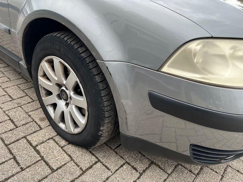 Gebraucht VW Passat 131 PS (96 kW) 2001 Grau Limousine