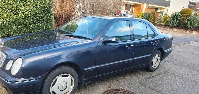 Gebraucht Mercedes E220 Elegance 143 PS (105 kW) 2000 Blau Limousine