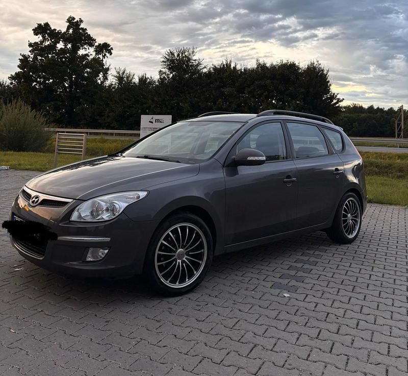 Grau Gebraucht 2009 Hyundai i30 Kombi | 3.249 € (Superpreis) - Bild 1/4