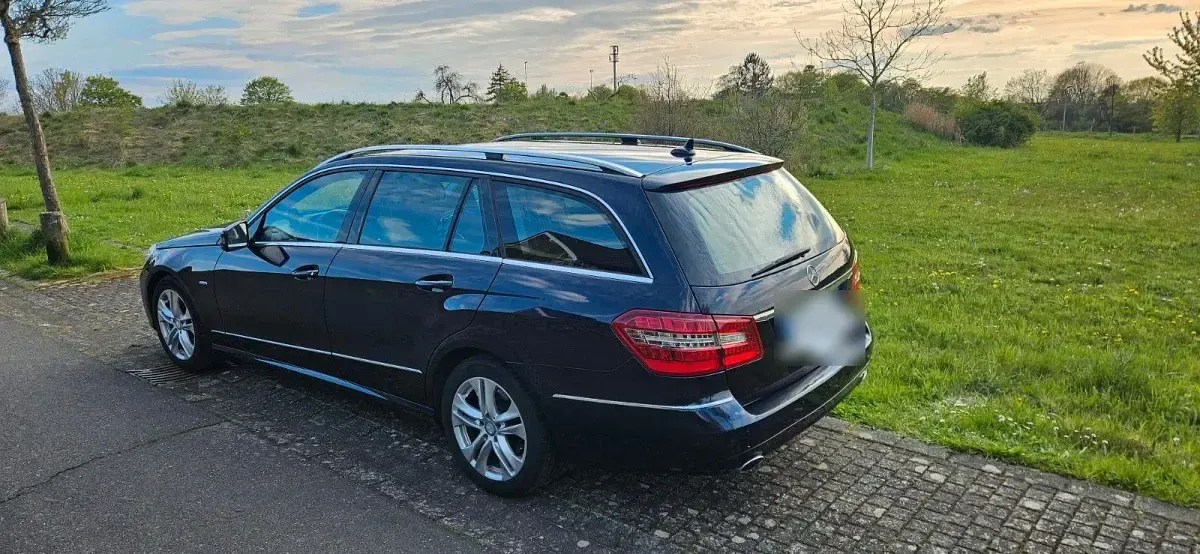 Gebraucht Mercedes E300 Avantgarde 231 PS (169 kW) 2011 Blau Limousine