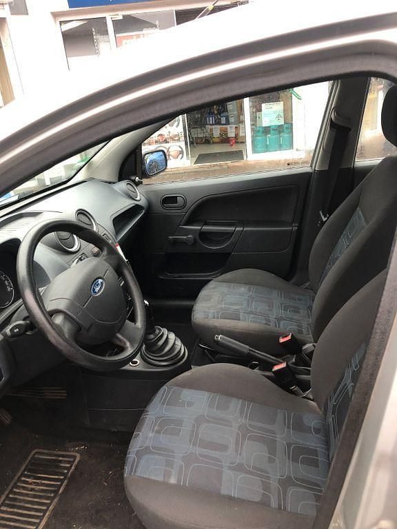 Gebraucht Ford Fiesta Ambiente 60 PS (44 kW) 2007 Silber Kleinwagen