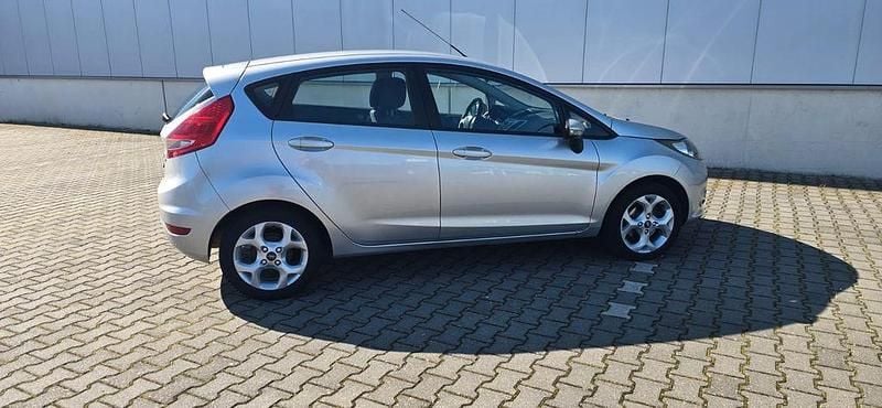 Gebraucht Ford Fiesta Trend 82 PS (60 kW) 2013 Silber Kleinwagen