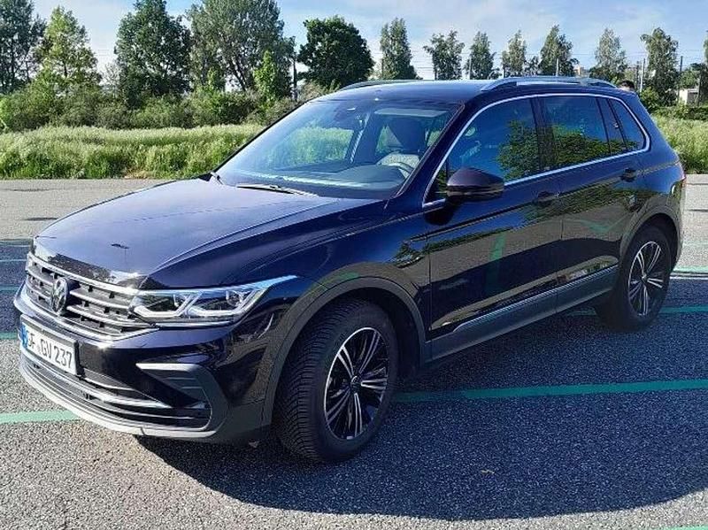 Schwarz Gebraucht 2023 VW Tiguan Life SUV | 27.250 € - Bild 1/4