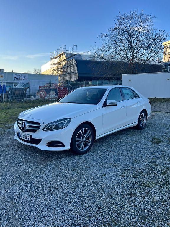 Weiß Gebraucht 2013 Mercedes E250 Avantgarde Limousine | 13.200 € (Fairer Preis) - Bild 1/4