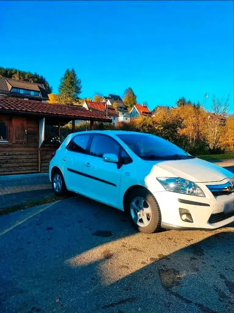 Gebraucht Toyota Auris Hybrid 136 PS (100 kW) 2011 Weiß Limousine
