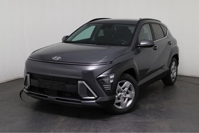 Grau, ecotronic grey Neu 2025 Hyundai Kona Prime SUV | 29.940 € (Guter Preis) - Bild 1/4