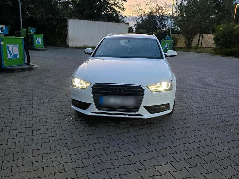 Weiß Gebraucht 2012 Audi A4 S-Line Kombi | 8.800 € (Etwas zu teuer) - Bild 1/4