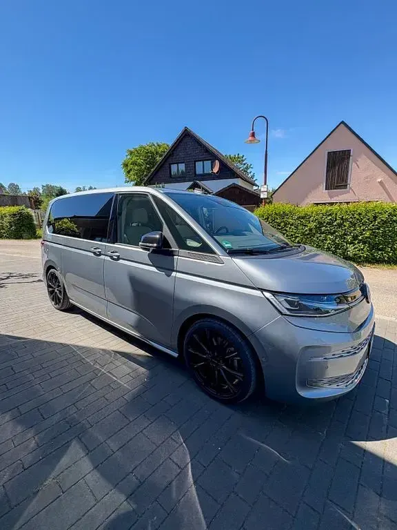 Gebraucht VW Multivan 204 PS (150 kW) 2024 Silber Van / Kleinbus
