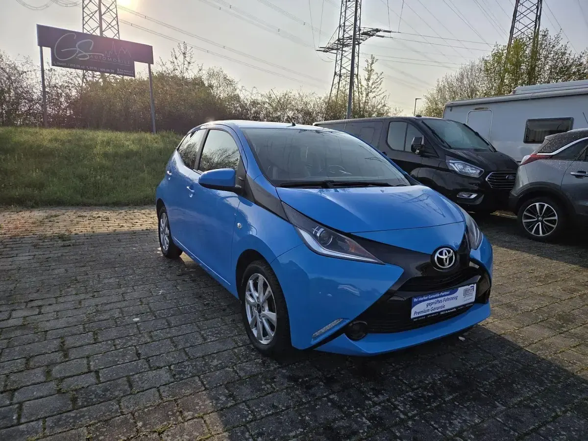 Gebraucht Toyota Aygo X-play 69 PS (50 kW) 2018 Blau Kleinwagen