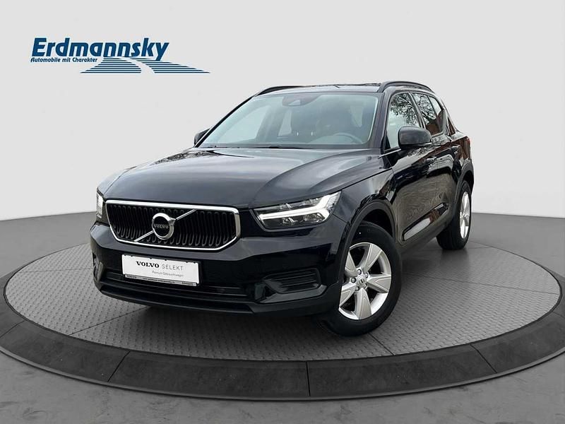 Black solid stone (schwarz) Gebraucht 2020 Volvo XC40 Momentum SUV | 21.540 € (Fairer Preis) - Bild 1/4