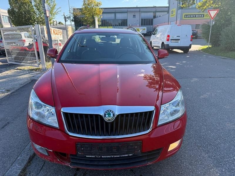 Rot Gebraucht 2011 Skoda Octavia Elegance Kombi | 2.250 € - Bild 1/4