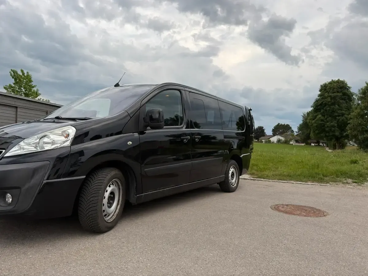 Gebraucht Peugeot TePee 163 PS (119 kW) 2013 Schwarz Van / Kleinbus