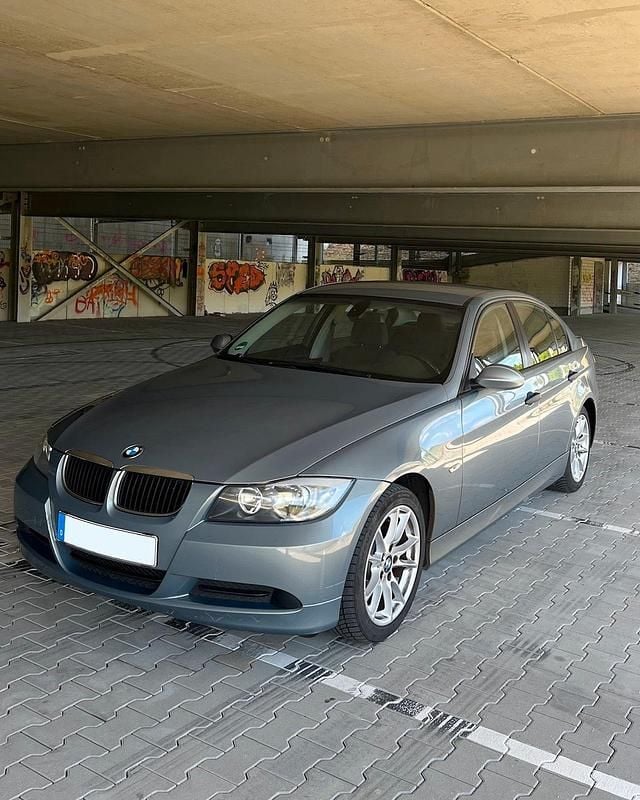 Blau Gebraucht 2006 BMW 318 Limousine | 2.500 € (Superpreis) - Bild 1/4