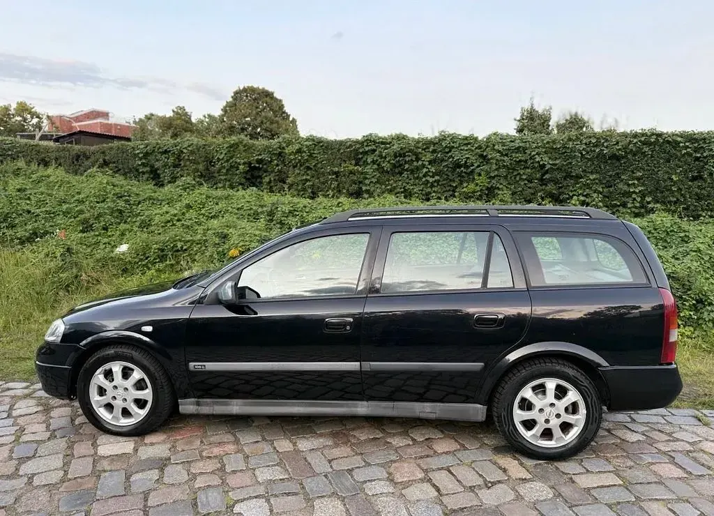 Używany Opel Astra Njoy 101 KM (74 kW) 2003 Czarny Sedan/Limuzyna